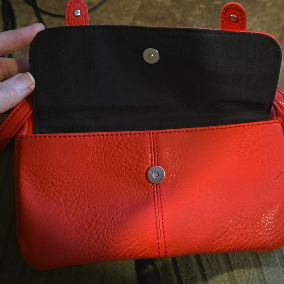 Small red kenneth cole crossbody purse - Picture 3 of 4